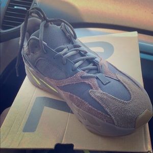 Yeezy 700 mauve